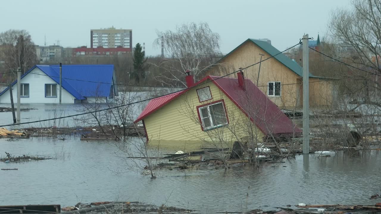 被洪水包围的房屋视频素材