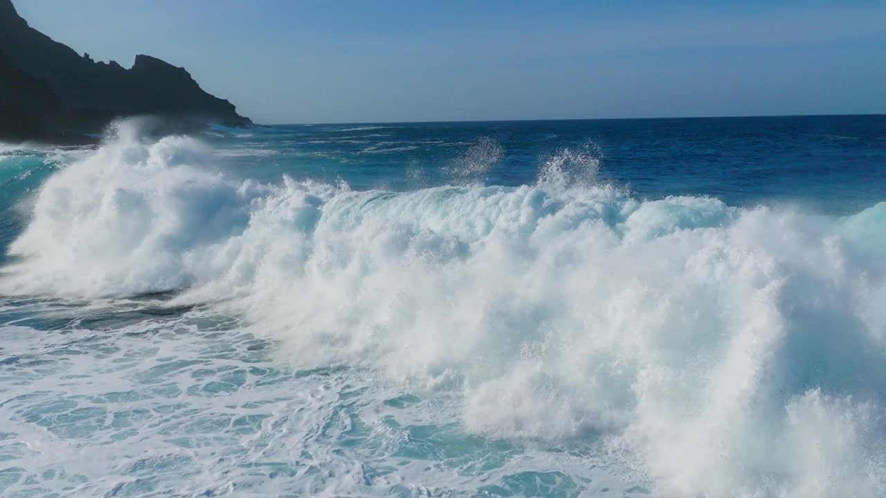 从鸟瞰图上看，大海里有白色泡沫的巨浪。大海或海浪。慢镜头视频素材