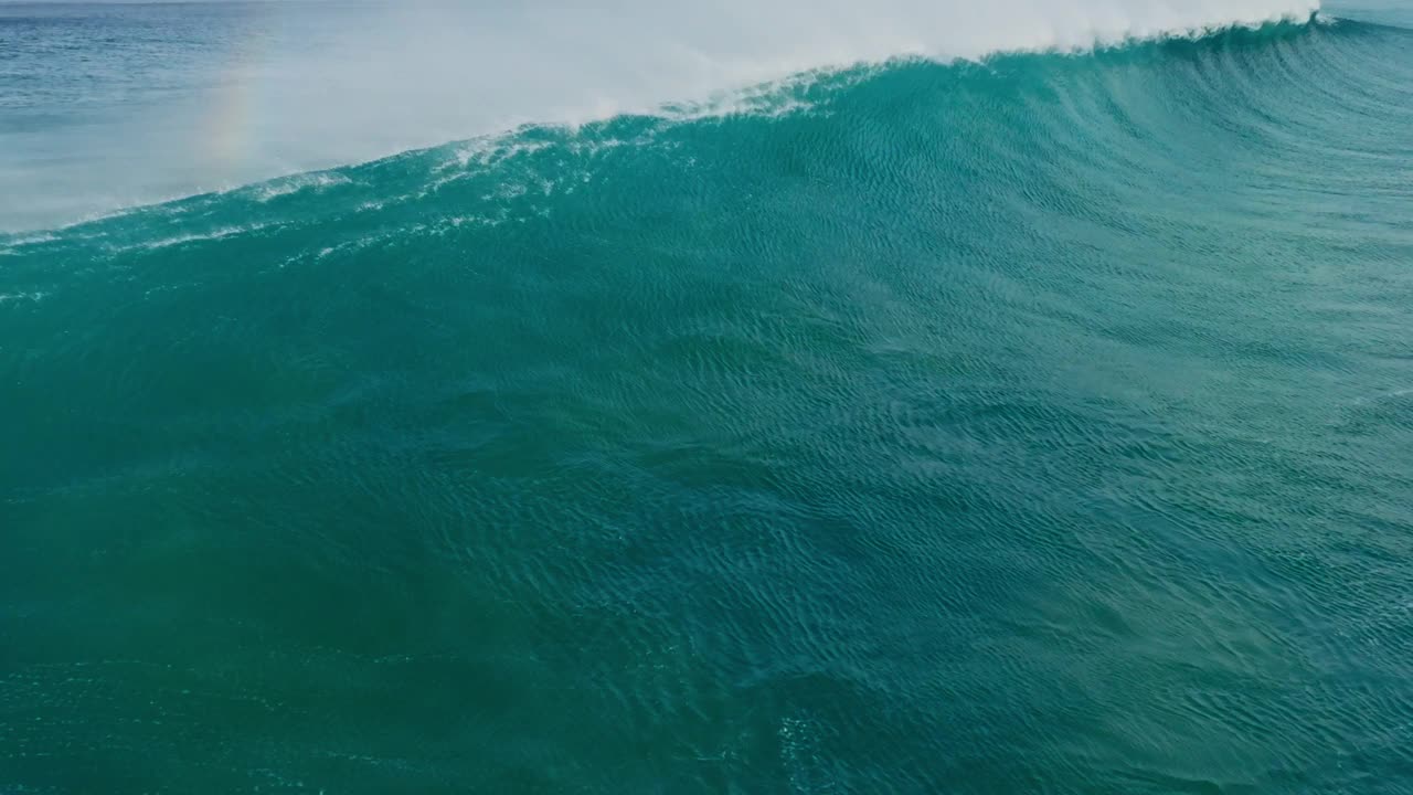 飞越大西洋的巨浪。航拍用泡沫拍破海浪。海浪:强大的暴风雨或海浪视频素材