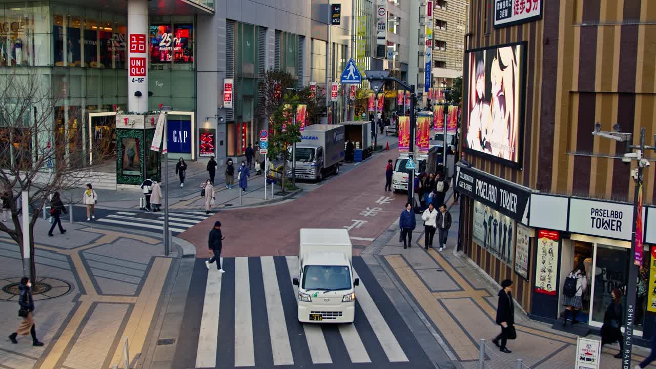 新宿购物街的高视角视频素材