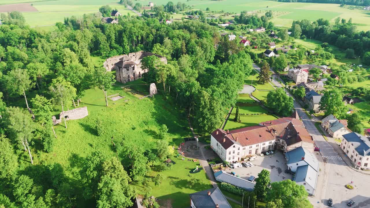 拉脱维亚劳纳市鸟瞰图。拉脱维亚小镇劳纳的全景。中世纪城堡遗址和劳那福音路德教会4K航拍视频素材
