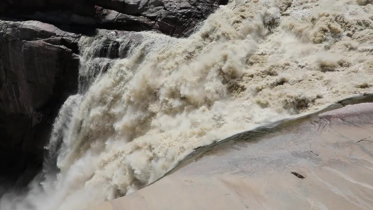 洪水时期奥格比斯瀑布的奥兰治河视频下载