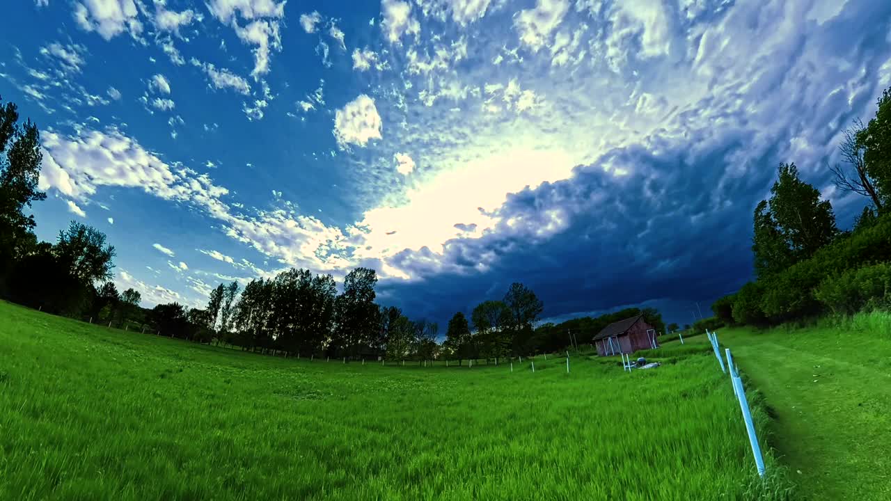 暴风雨的天气穿过乡间的风景。视频下载