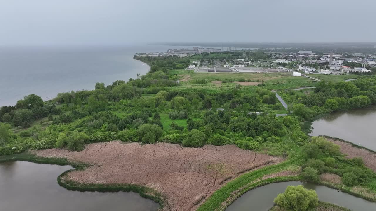 阿贾克斯的春天:加拿大安大略省城市景观的无人机视角视频下载