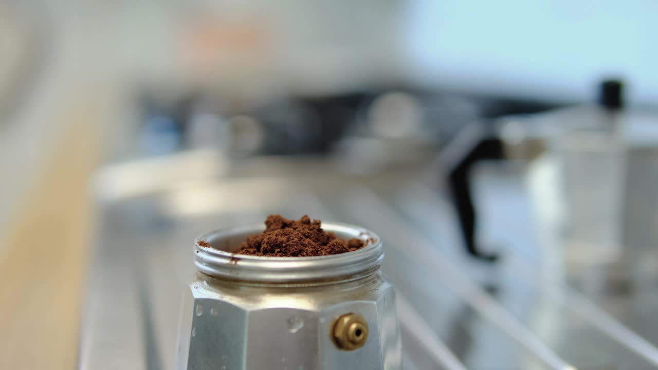 女人用摩卡咖啡机准备早餐咖啡，这是家常便饭视频下载
