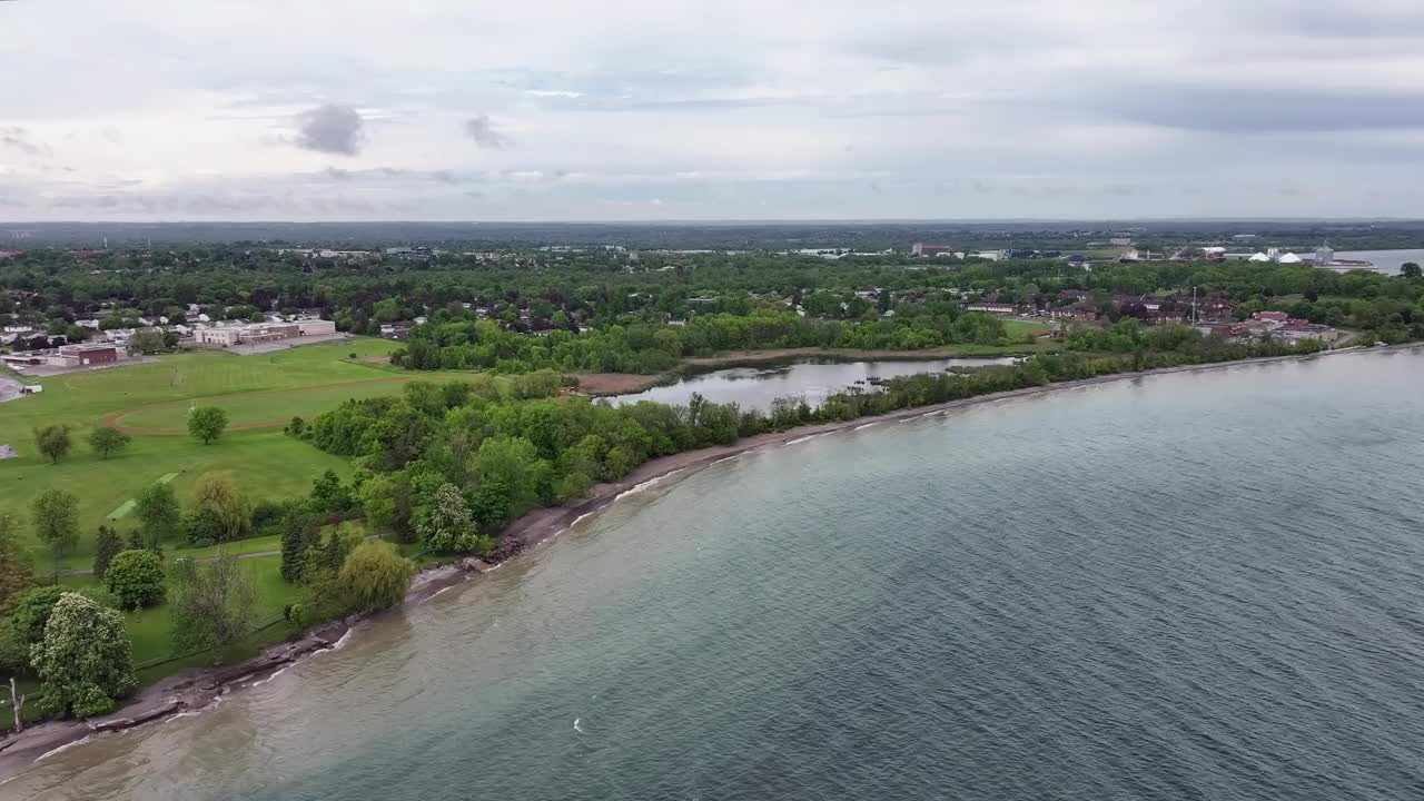 空中湖景公园和安大略湖，奥沙瓦，加拿大视频下载