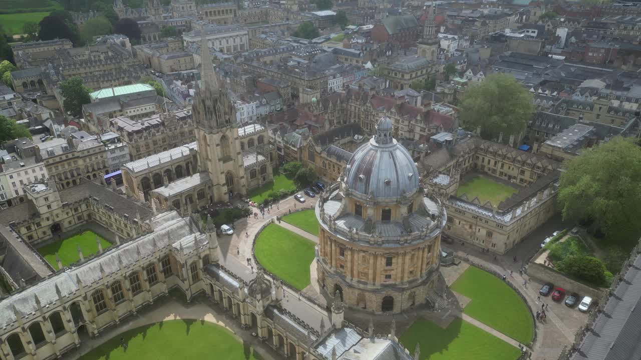 牛津，英国。大学图书馆鸟瞰图。非凡的大学校园建筑-从上面看。高品质4k画面视频下载