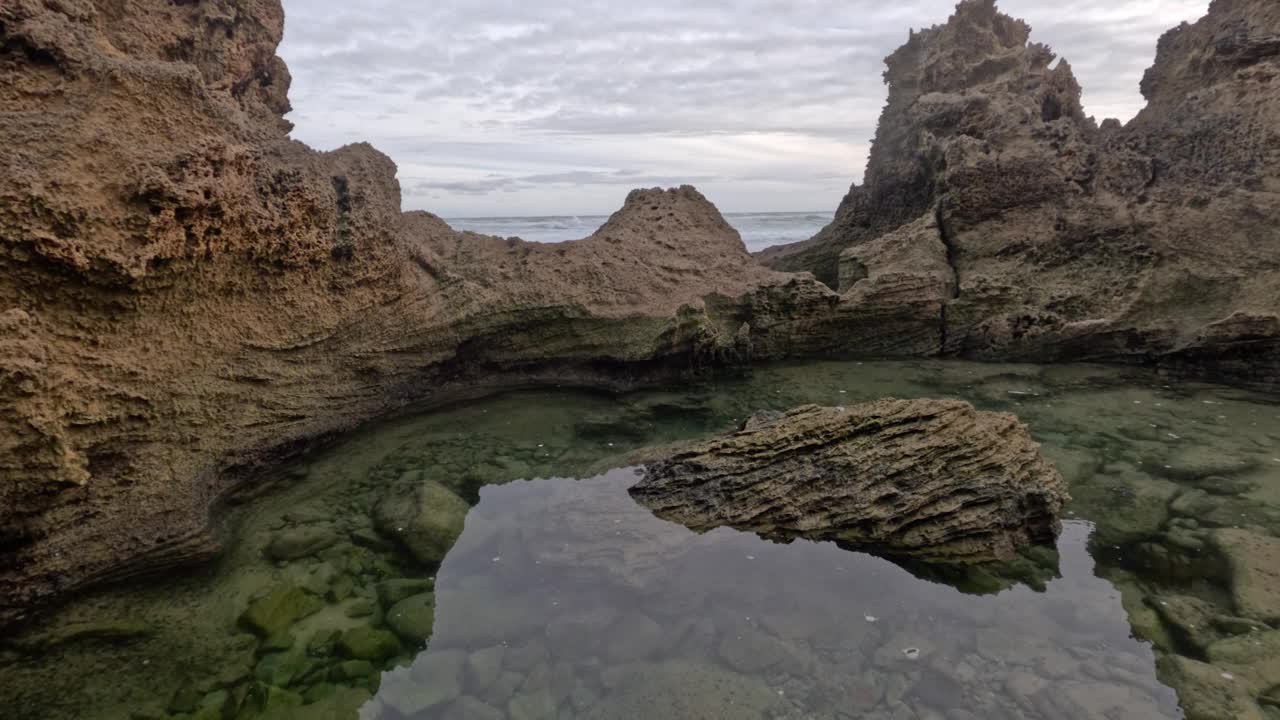 探索莫宁顿半岛的岩石池视频素材