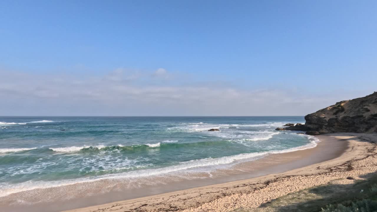 莫宁顿半岛海岸的平静海浪视频素材