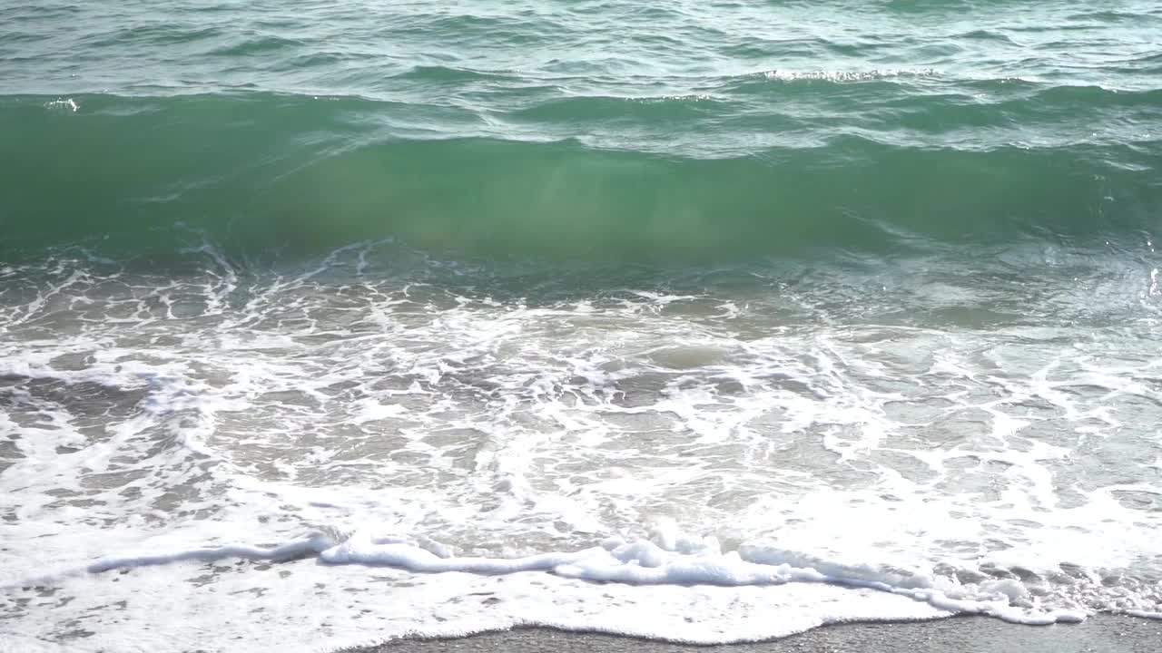 沙滩上的海浪，非常适合放松或慢动作的夏季旅行视频视频素材