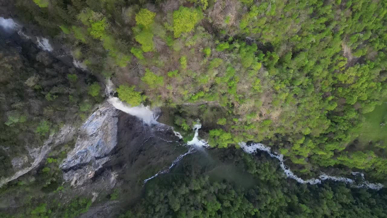 Seerenbach瀑布复杂的空中无人机俯瞰瑞士阿姆登视频素材