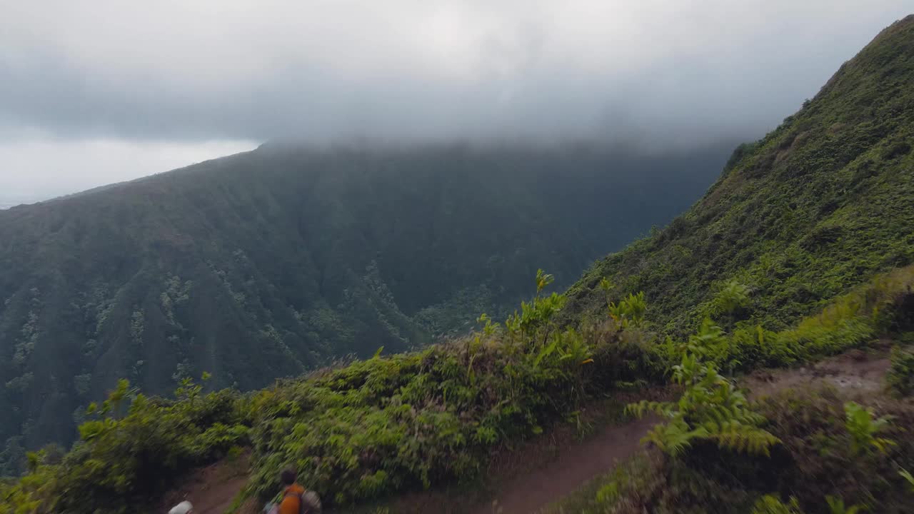 鸟瞰夏威夷毛伊岛郁郁葱葱的薄雾山峰视频下载