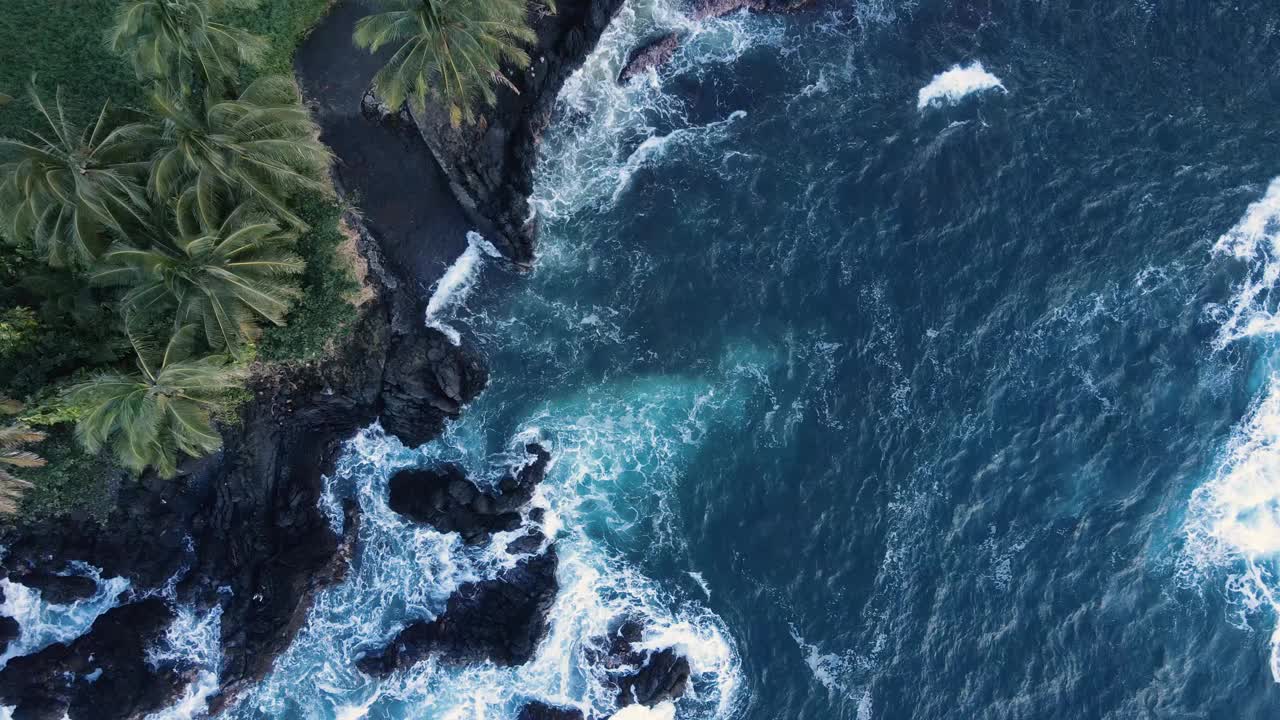 鸟瞰图，海浪在夏威夷毛伊岛撞击岩石视频下载