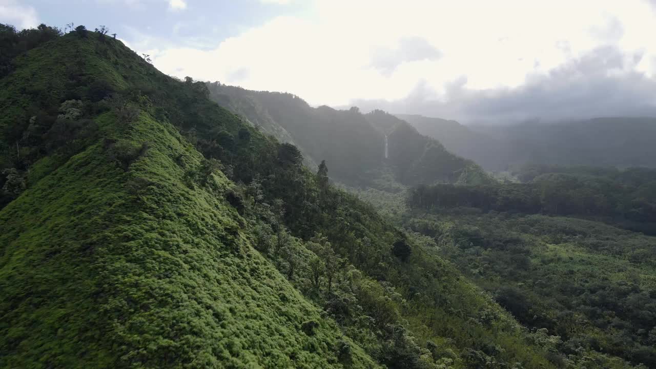 鸟瞰夏威夷毛伊岛郁郁葱葱的薄雾山峰视频下载