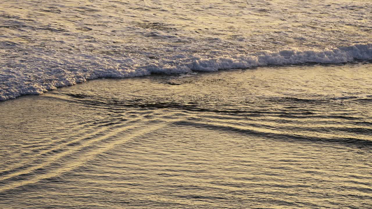 海滩上的慢动作海浪视频素材