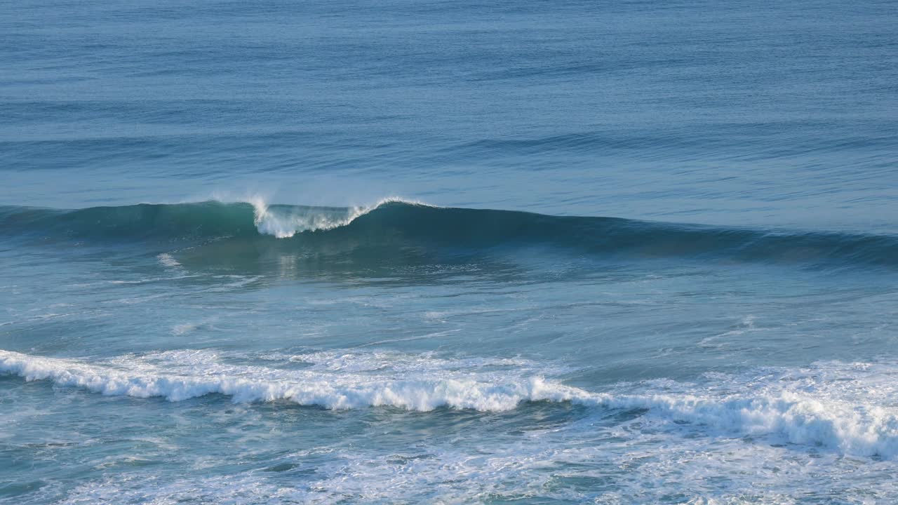 海浪冲击着莫宁顿半岛视频素材