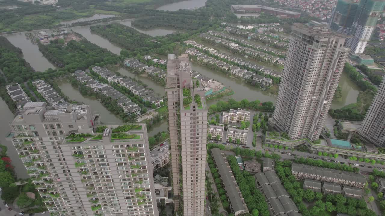 鸟瞰越南河内的高层建筑和郁郁葱葱的绿色住宅区视频素材