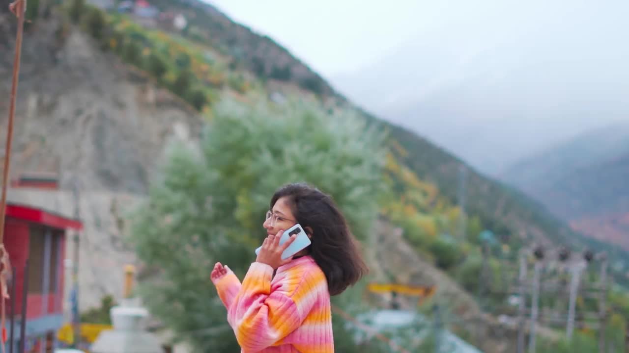 快乐的少女随叫随到，谈笑风生。女孩在山里和朋友谈论旅行。假期和旅游的概念。视频素材