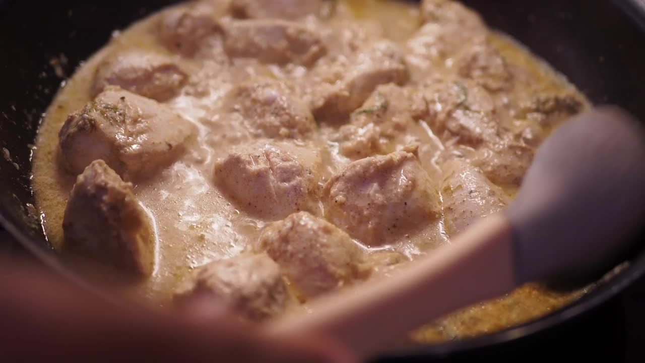 奶油鸡在煎锅烹饪特写与自制酱汁多汁的美食视频素材