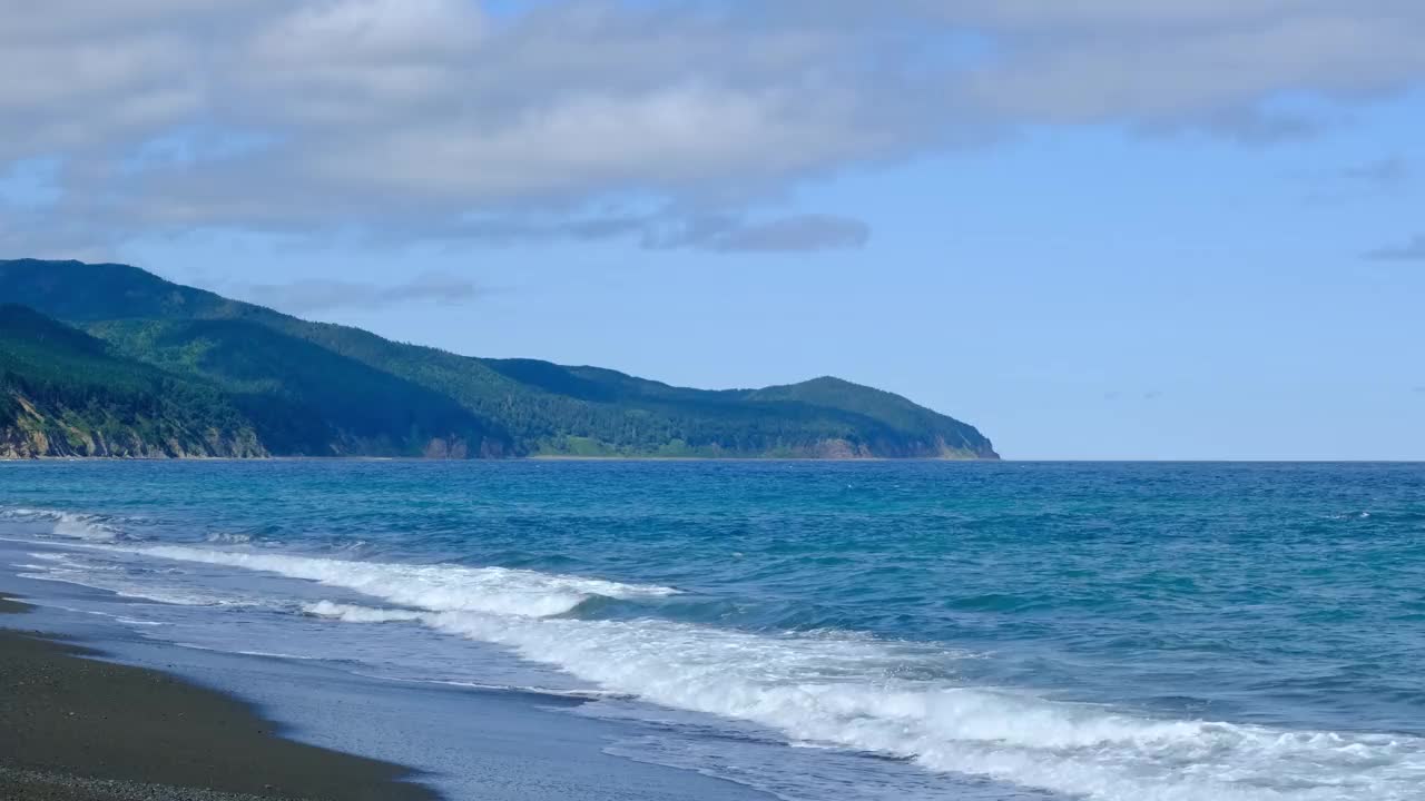 可以看到岩石和海岸的海景。视频下载