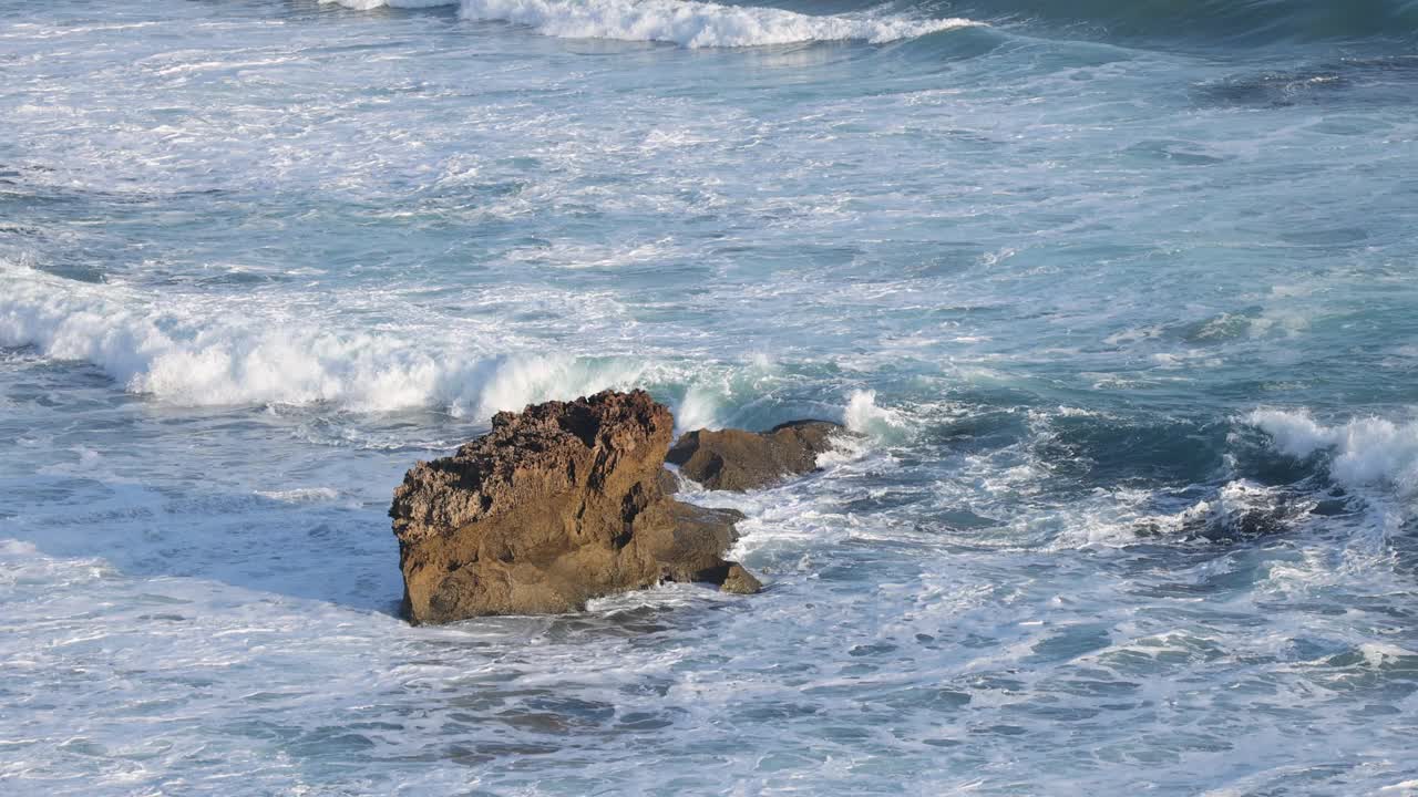 海浪拍击岩石视频素材