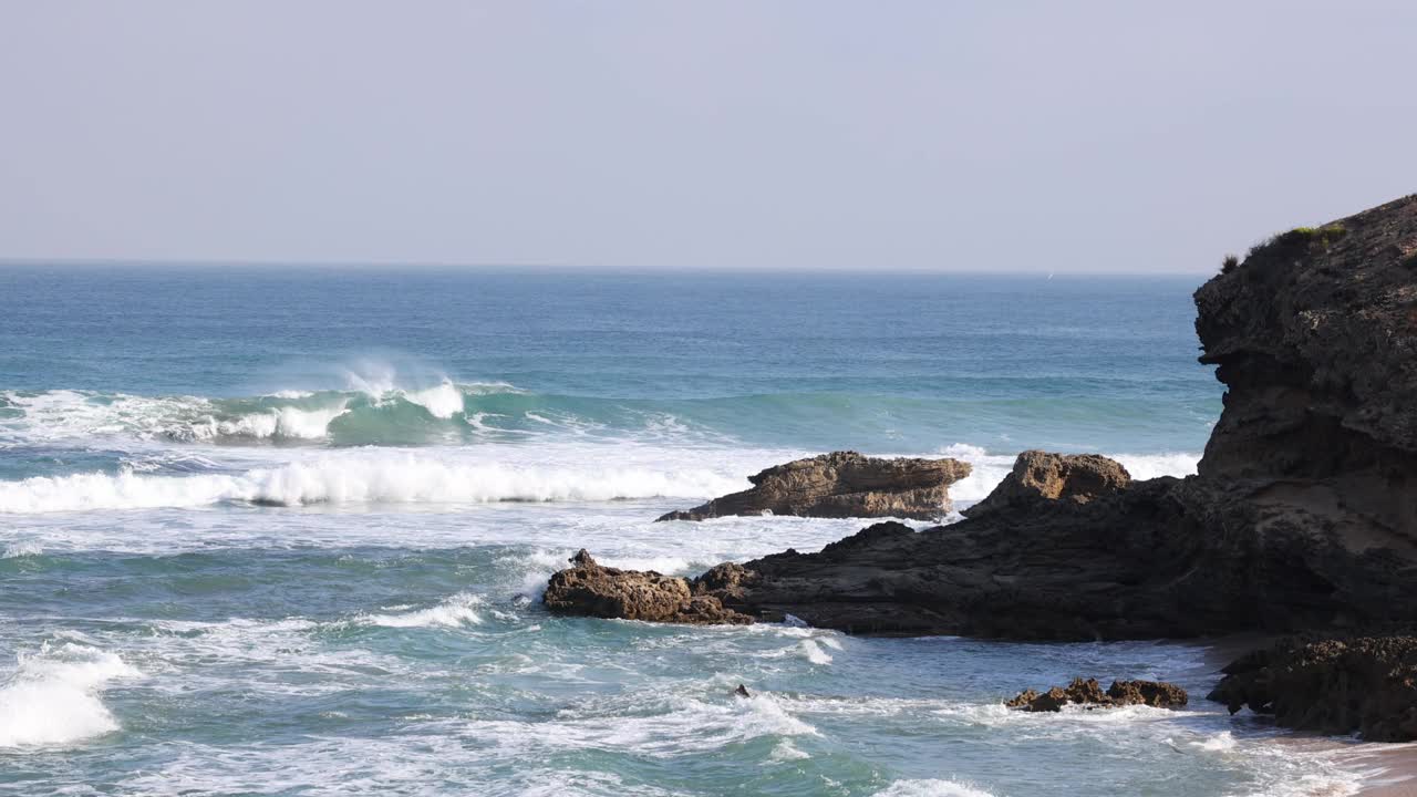 海浪冲击着岩石海岸视频素材