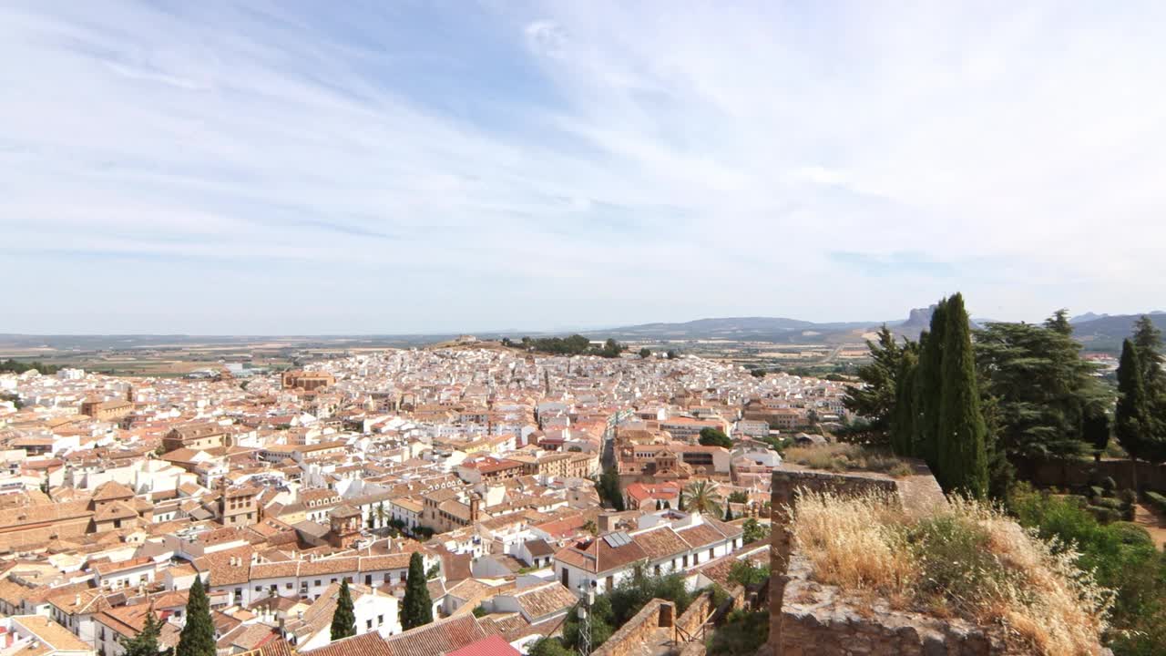 西班牙马拉加，安特奎拉市的景色。从La Alcazaba de Antequera开始，它是一座起源不明的穆斯林堡垒，用罗马材料建造视频素材