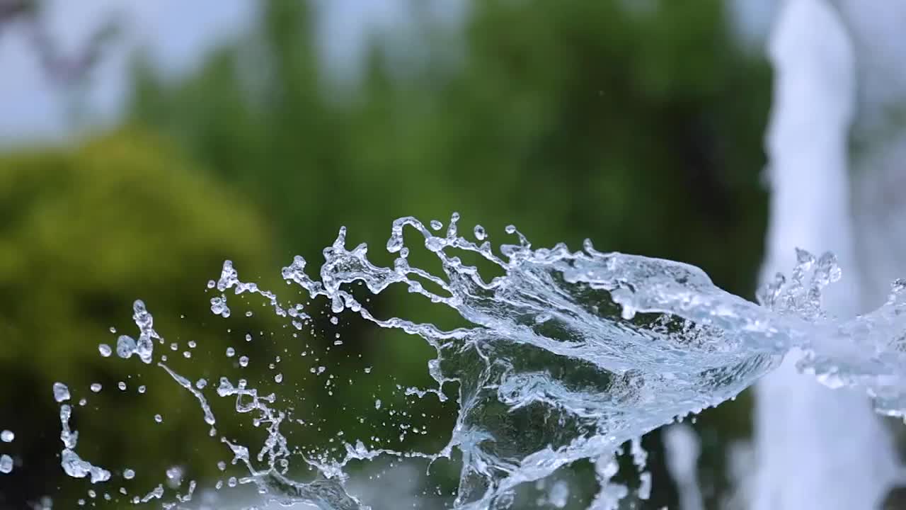 水流和水滴，在慢动作视频素材