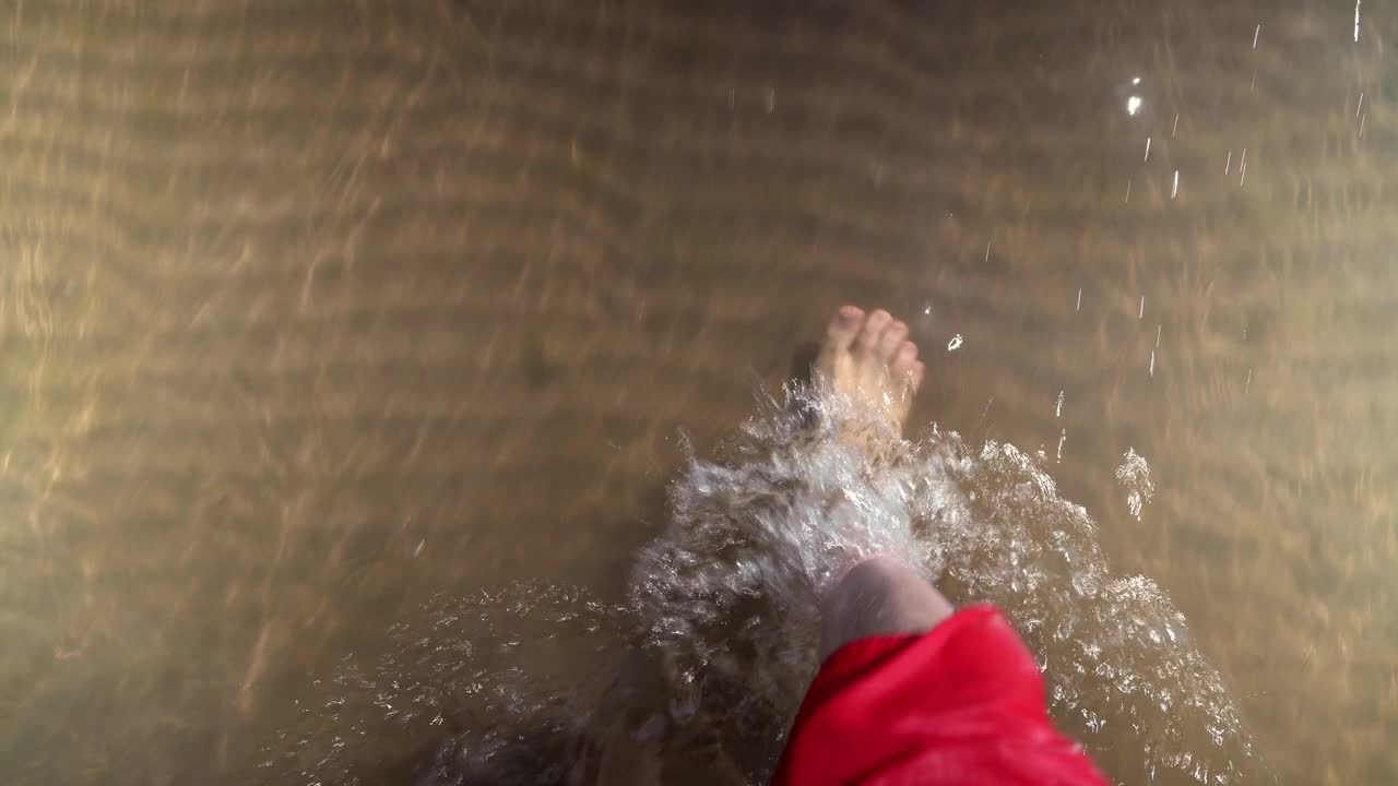 一个人在海湾的浅水区散步，享受暑假视频下载