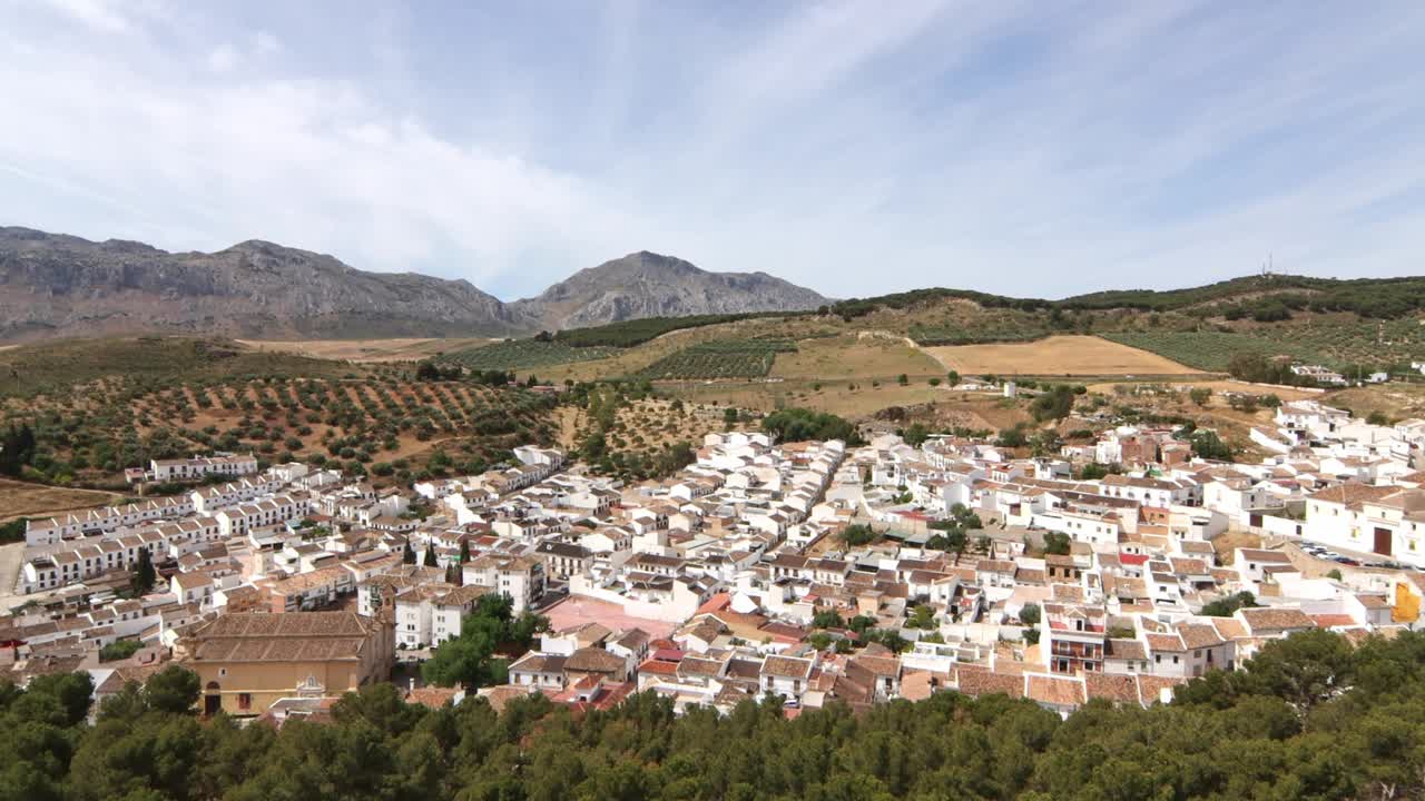 西班牙马拉加，安特奎拉市的景色。从La Alcazaba de Antequera开始，它是一座起源不明的穆斯林堡垒，用罗马材料建造视频下载