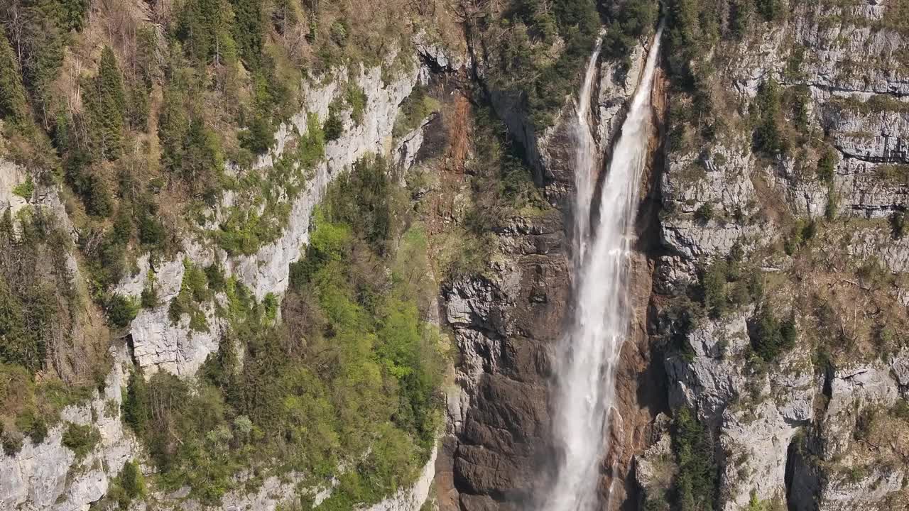 Seerenbachfälle瀑布从瑞士Amden, Betlis和Walensee附近的郁郁葱葱的山上倾泻而下视频素材