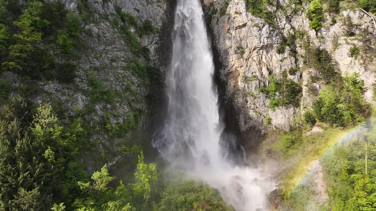 风景秀丽的Seerenbachfälle瀑布在阿姆登，贝里斯，瑞士视频素材