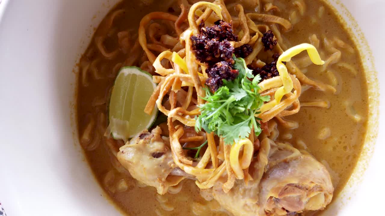 传统的泰国北部美食(Khao Soi)视频素材