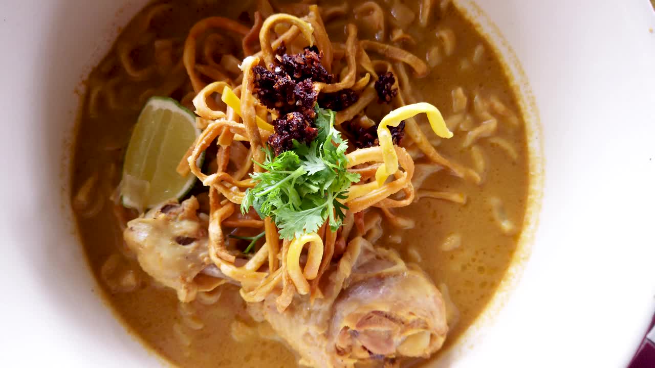 传统的泰国北部美食(Khao Soi)视频素材