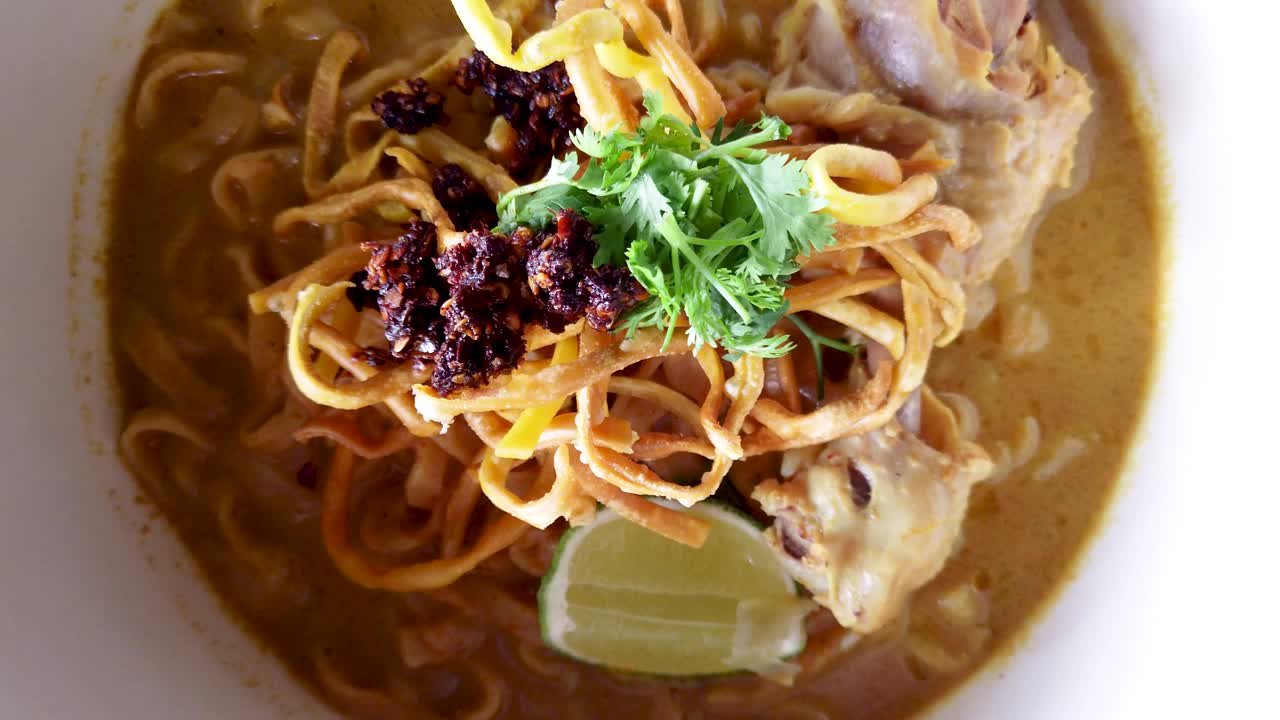 传统的泰国北部美食(Khao Soi)视频素材