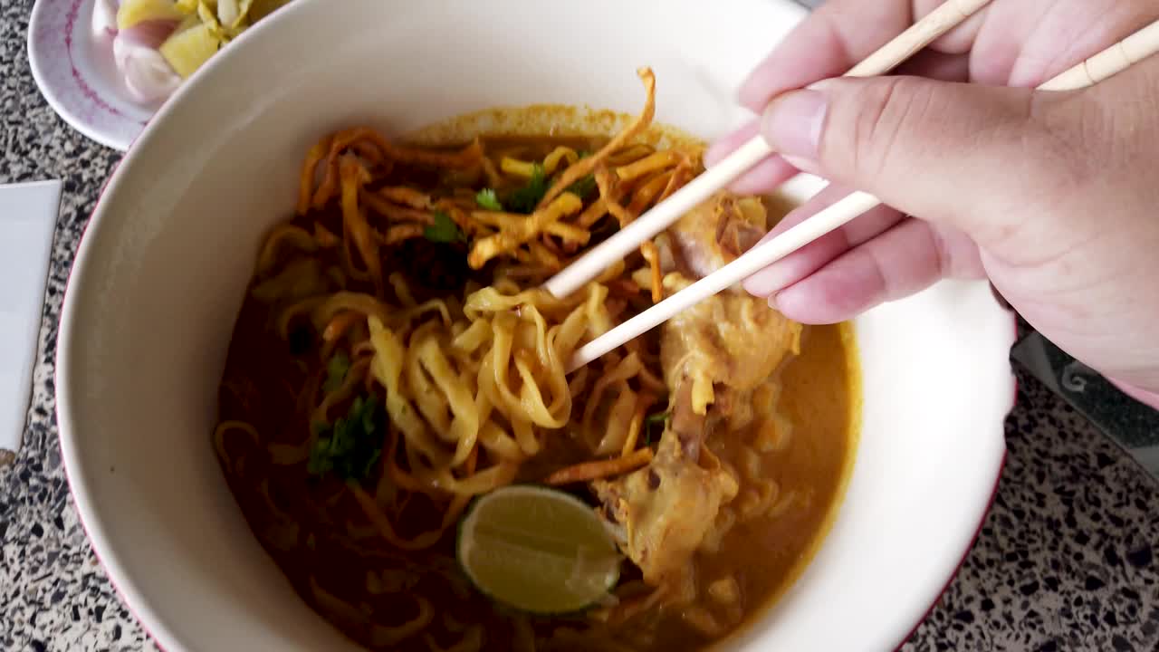 传统的泰国北部美食(Khao Soi)视频素材