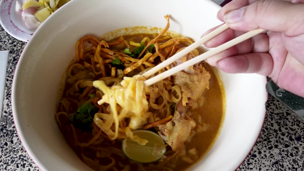 传统的泰国北部美食(Khao Soi)视频素材