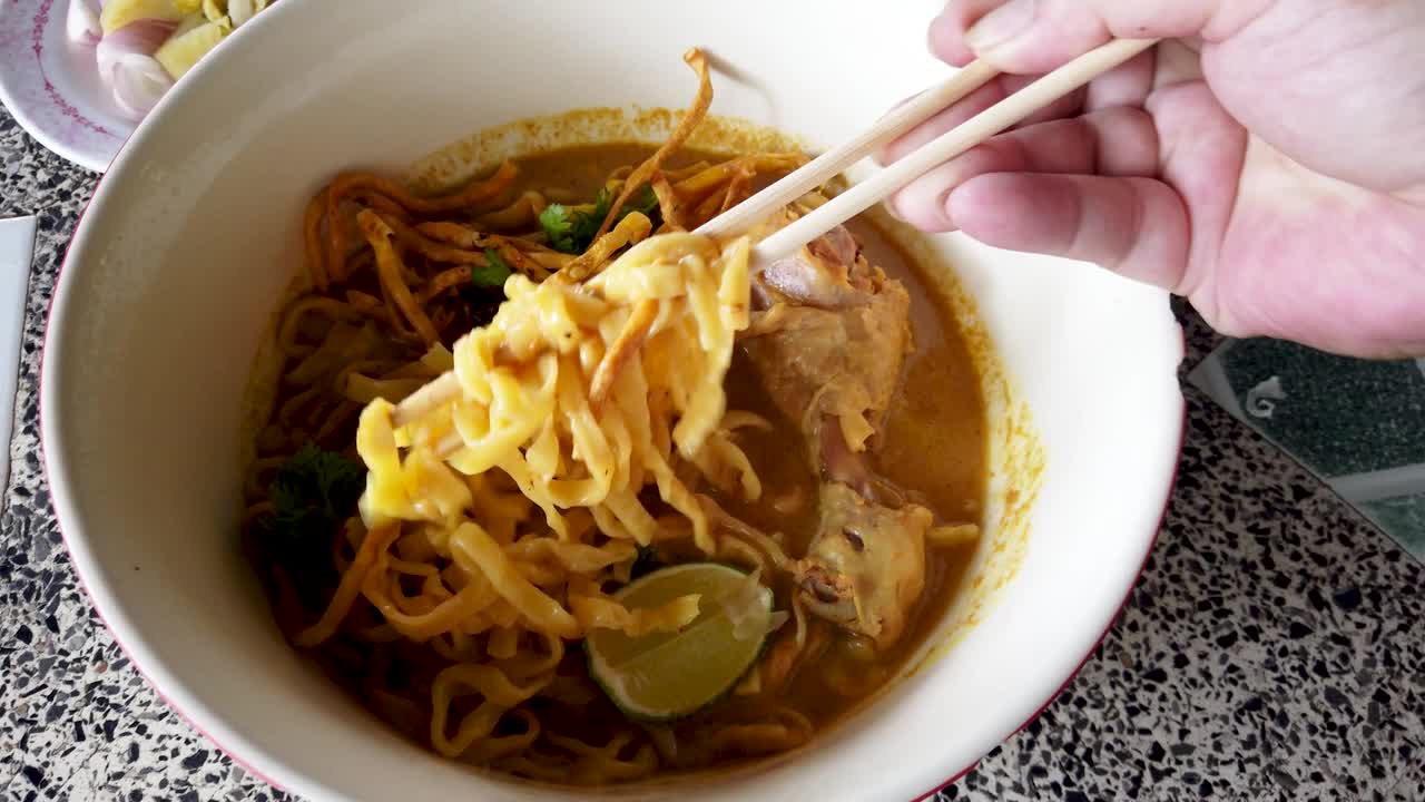 传统的泰国北部美食(Khao Soi)视频素材