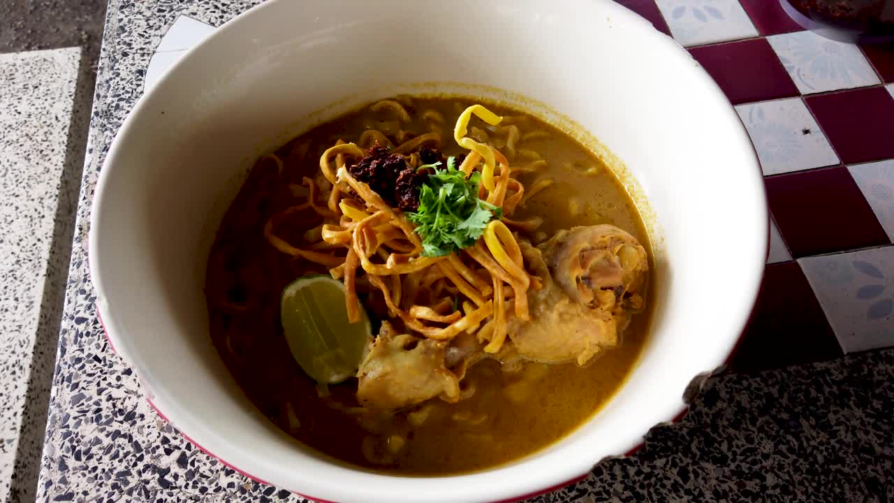 传统的泰国北部美食(Khao Soi)视频素材