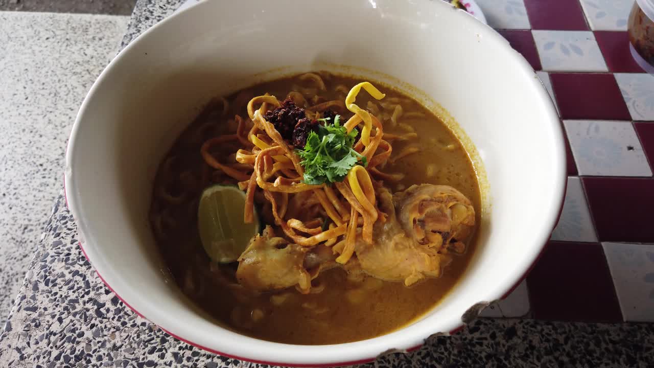 传统的泰国北部美食(Khao Soi)视频素材