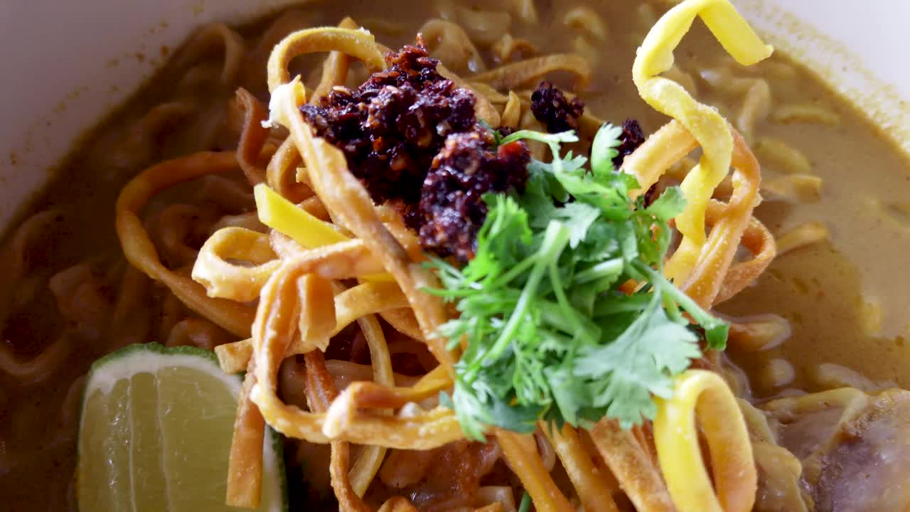 传统的泰国北部美食(Khao Soi)视频素材