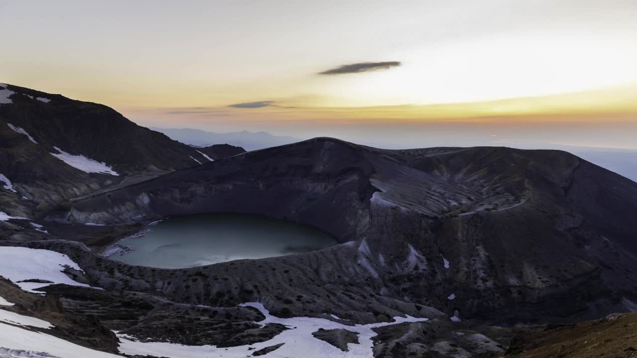 早上在被雪覆盖的Okama火山口拍摄的时间视频下载