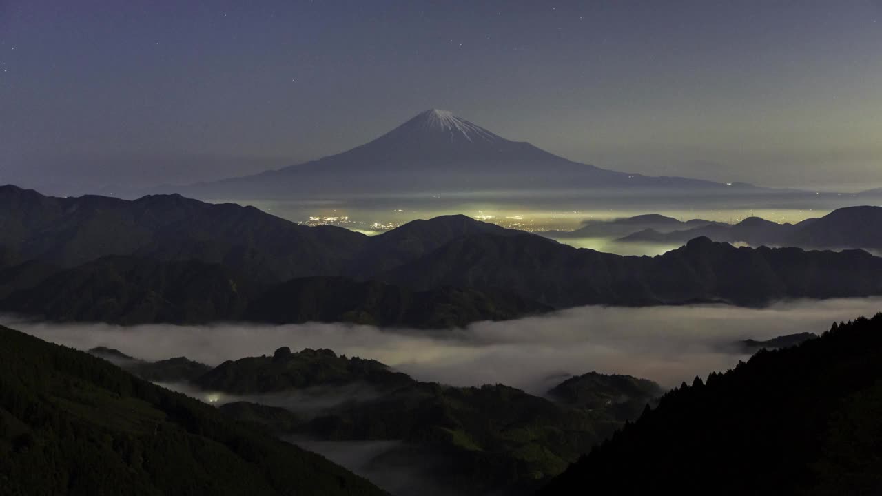 月光下的富士山和静冈市吉原的云海视频下载