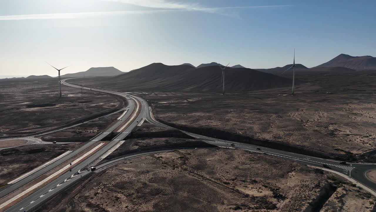 鸟瞰加那利群岛富埃特文图拉公路交叉口的风力涡轮机视频素材