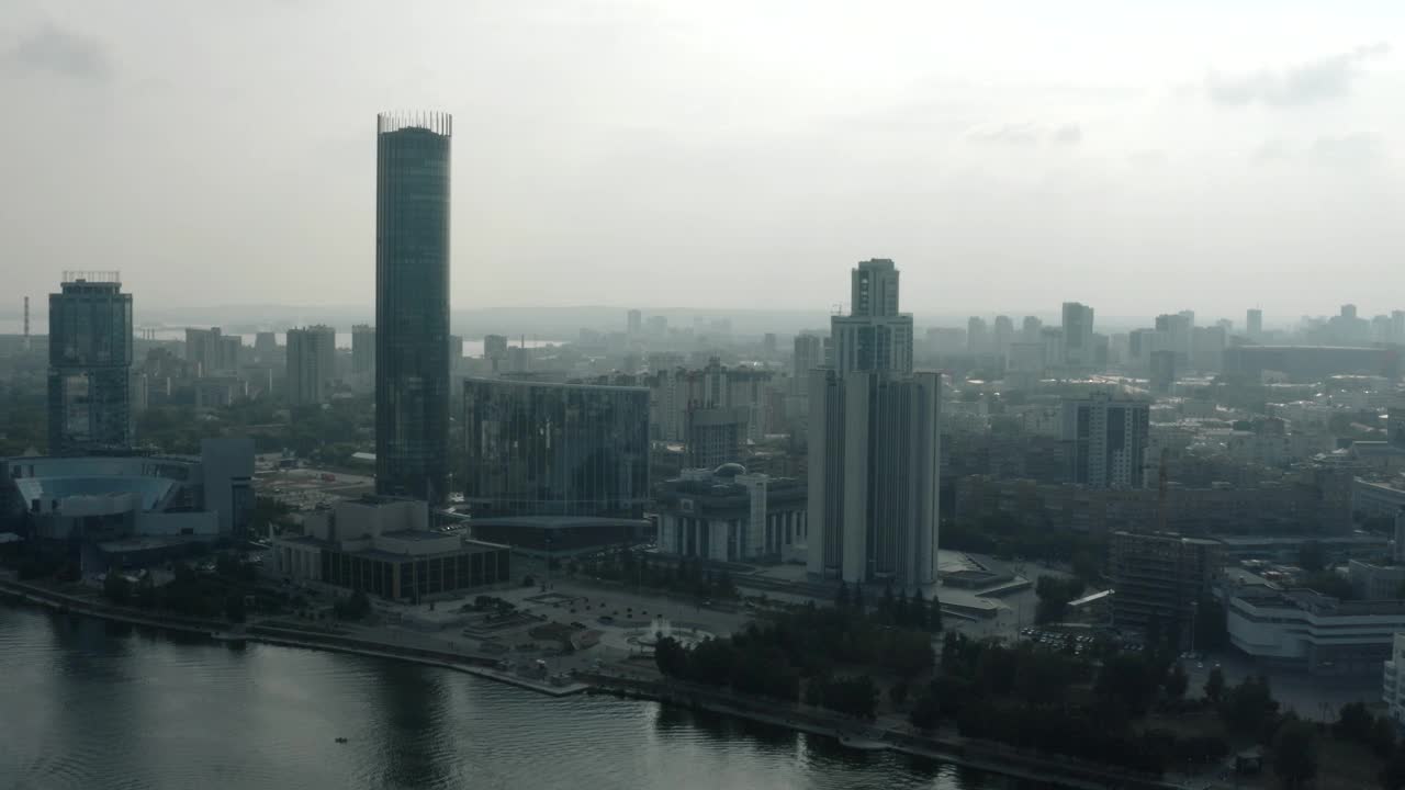 多云天气下现代灰色城市的俯视图。资料片。灰色多云的城市，河流和雾。阴天笼罩着现代城市。视频素材