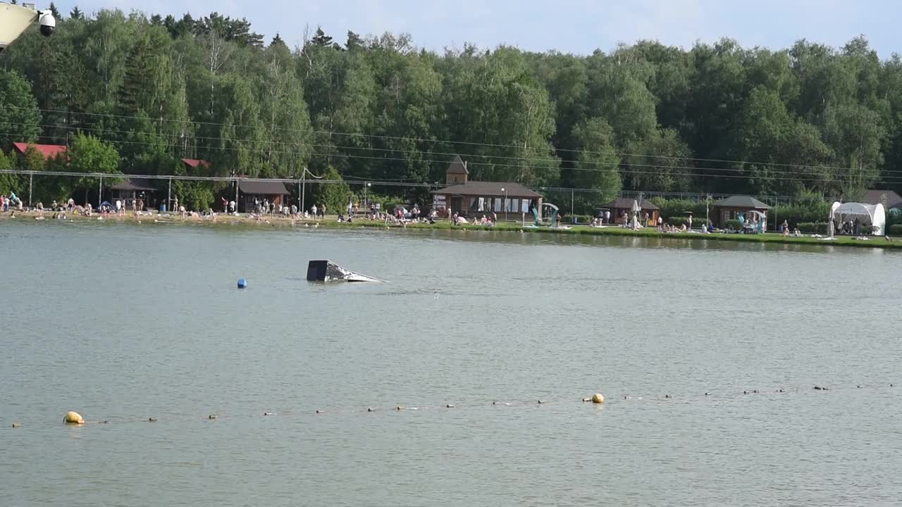 夏天，男子在池塘上玩滑水视频素材