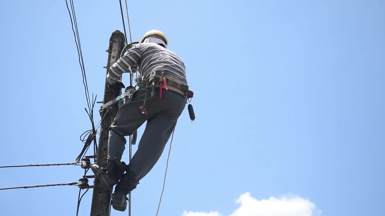 电工爬电线杆视频下载