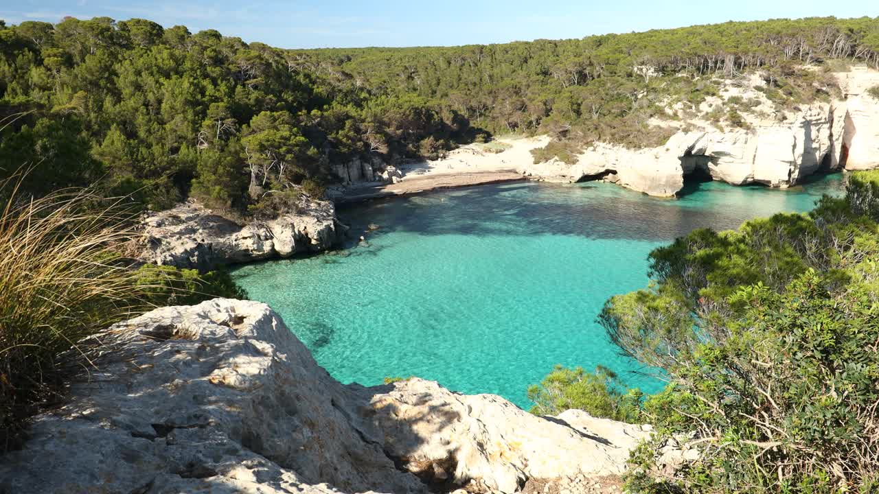 梅诺卡卡拉米特亚纳海滩，风景，巴利阿里群岛，美丽的水，白色的悬崖和美丽的海岸，度假休息的地方。视频下载