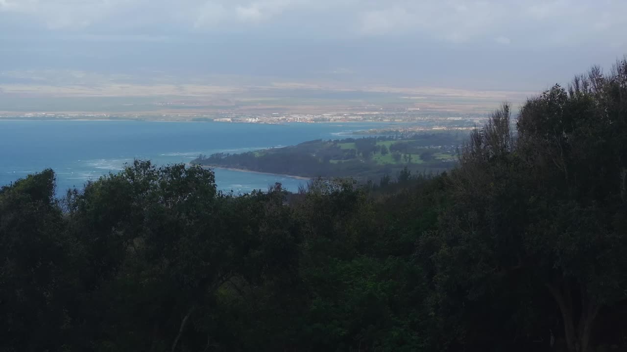 毛伊岛西北海岸的美景，远处是郁郁葱葱的绿色植物和海洋视频素材