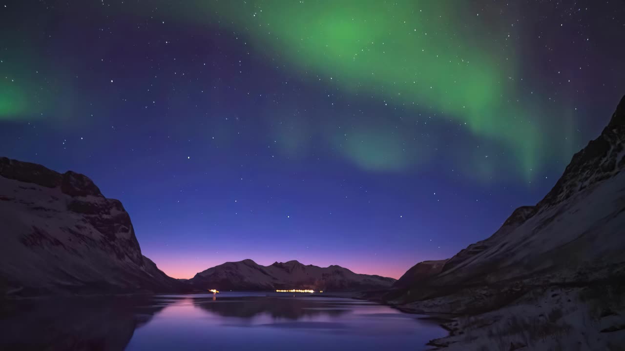 挪威特罗姆瑟的时间流逝的北极光在洞穴峡湾冬季景观视频素材